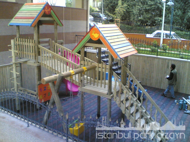 İki Kuleli Çocuk Oyun Parkı
